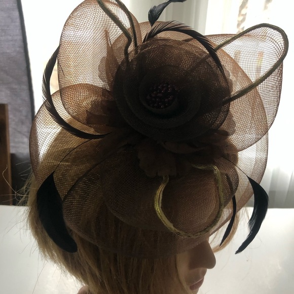 Elegant fascination in brown colours. Classic fascinator with feathers- used - Picture 3 of 8